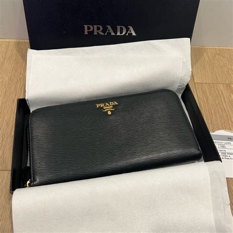 prada portafoglio lampo saffiano metal|Black Large Saffiano Leather Wallet .